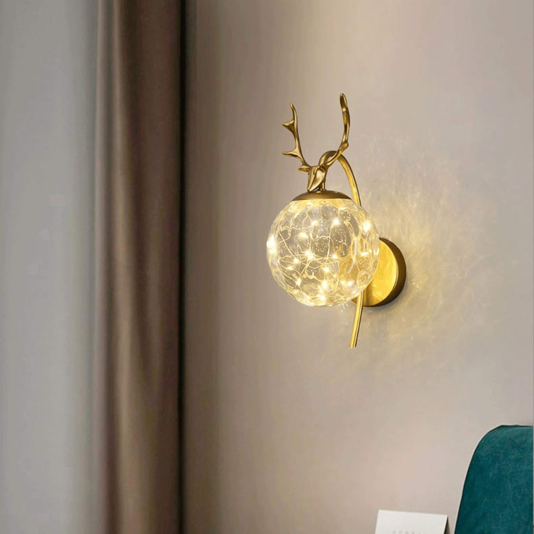 Applique murale Gazelle en dorée et boule blanche en verre - Light Deco