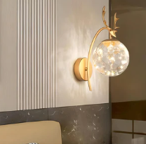 Applique murale Gazelle en dorée et boule blanche en verre - Light Deco