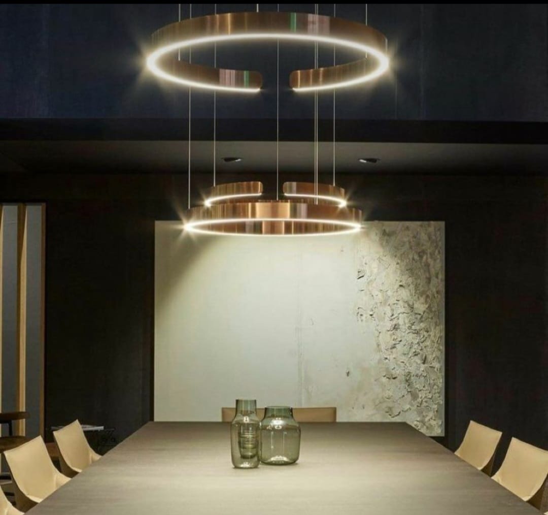 Lustre Anneaux Laiton en rose gold au design moderne - Light Deco