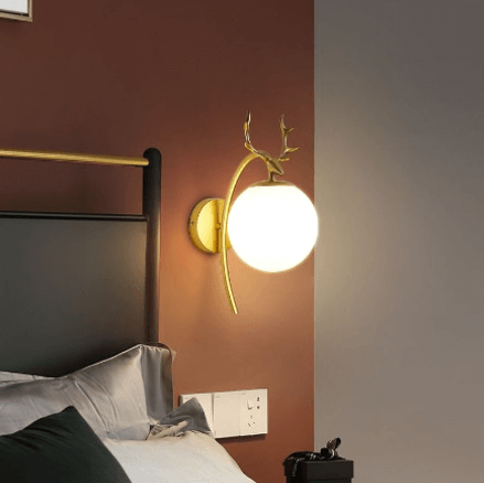 Applique murale Gazelle en dorée et boule blanche en verre - Light Deco
