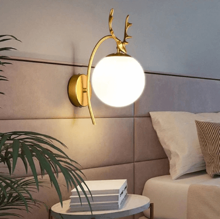 Applique murale Gazelle en dorée et boule blanche en verre - Light Deco