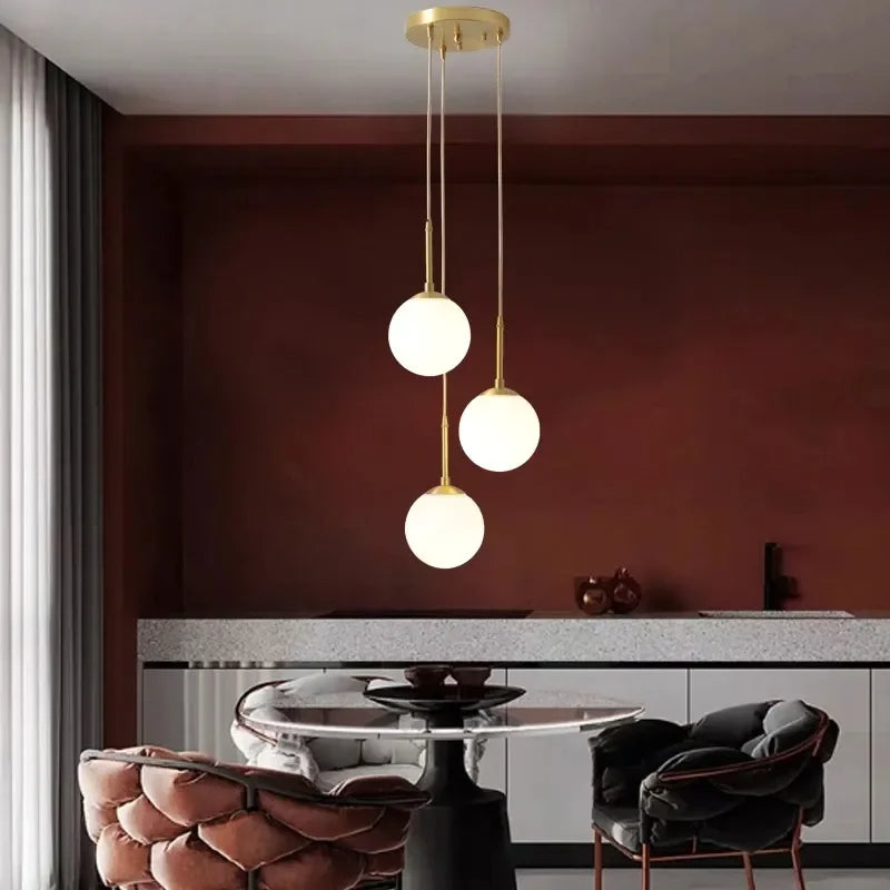 Trois suspensions sous forme de boule en verre blanche - Light Deco