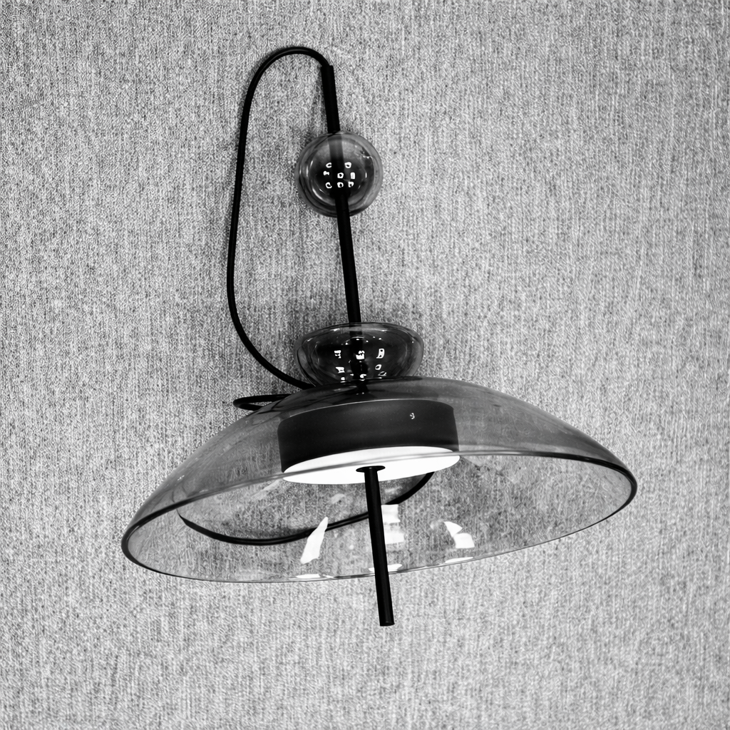 Suspension élégante en verre fumé au design minimaliste