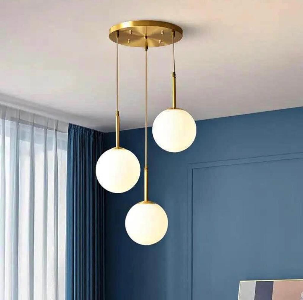 Trois suspensions sous forme de boule en verre blanche - Light Deco