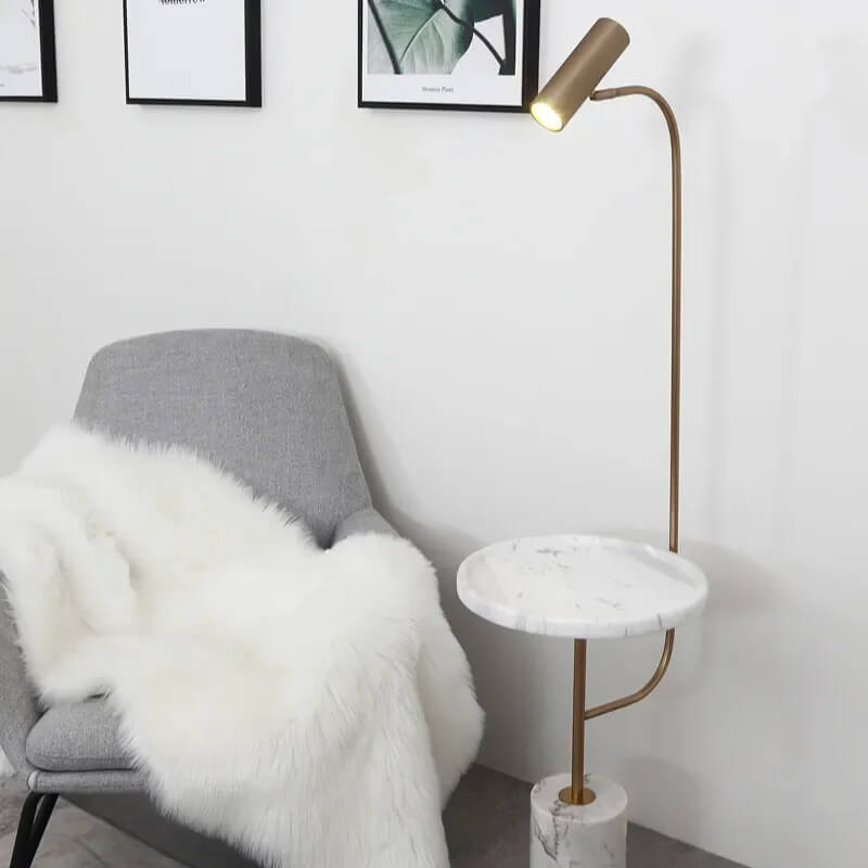 Lampadaire en doré avec support en marbre blanc et lumière rotative - Light Deco