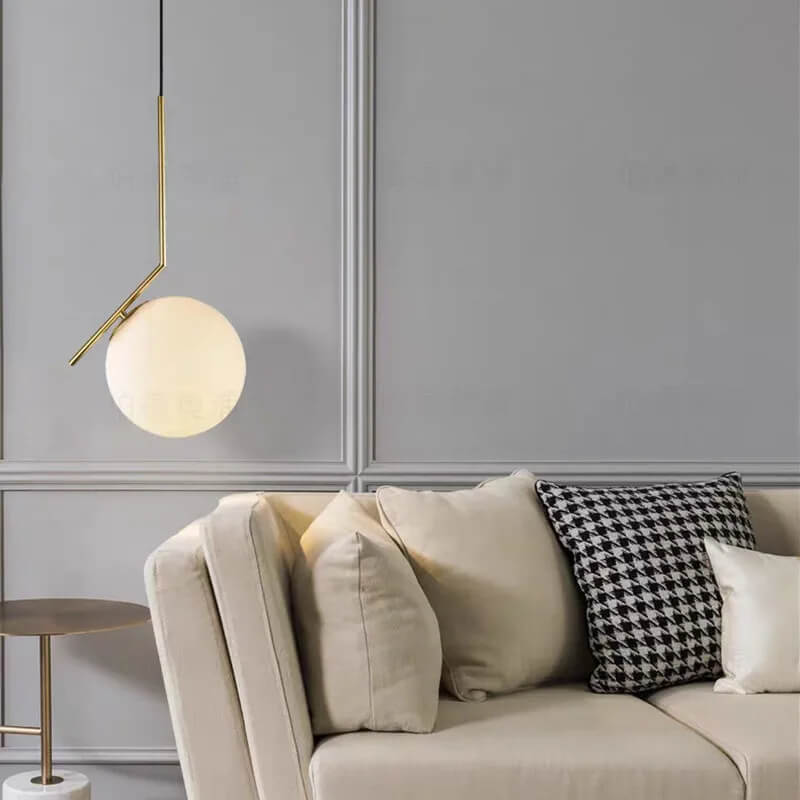 Suspension à tige dorée avec boule blanche pour chambre - Light Deco