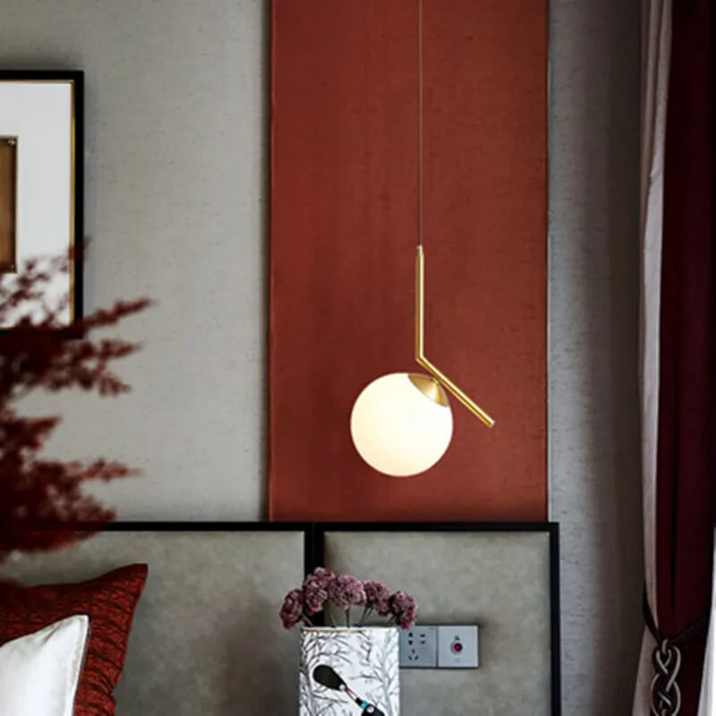 Suspension à tige dorée avec boule blanche pour chambre - Light Deco