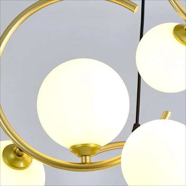 Trois suspensions Scarlett en dorée et trois boules blanches avec support rond - Light Deco