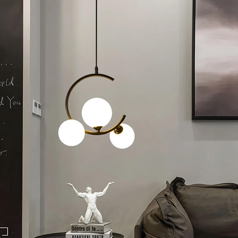 Trois suspensions Scarlett en noir et trois boules blanches avec support long - Light Deco