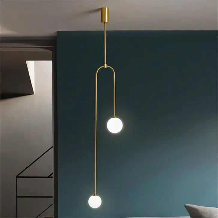 Suspension Gold avec deux boules blanches en verre pour tête de lit - Light Deco