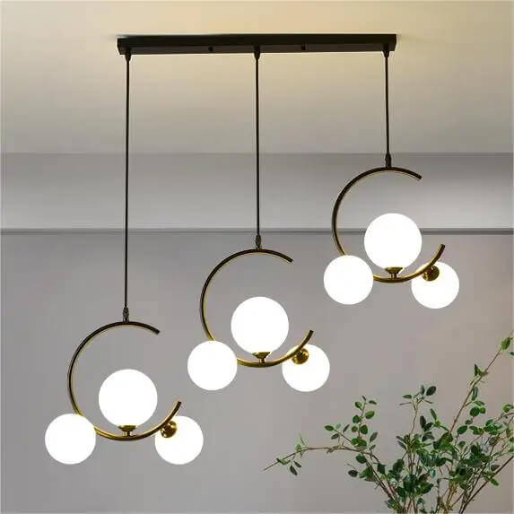 Trois suspensions Scarlett en noir et trois boules blanches avec support long - Light Deco