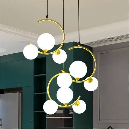 Trois suspensions Scarlett en dorée et trois boules blanches avec support rond - Light Deco